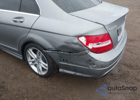 2013 Mercedes-Benz C 250 Sport z USA, uszkodzony, nr VIN WDDGF4HBXDA869821